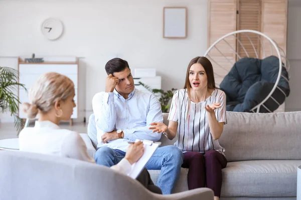 Psicólogo Trabajando Con Pareja Joven Consultorio — Foto de Stock