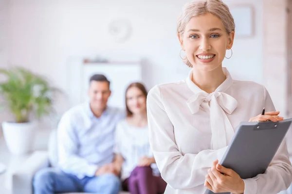 Psicólogo Trabajando Con Pareja Joven Consultorio — Foto de Stock