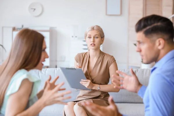 Psicólogo Trabajando Con Pareja Joven Consultorio — Foto de Stock