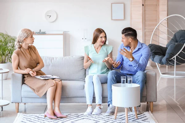 Psicólogo Trabajando Con Pareja Joven Consultorio — Foto de Stock