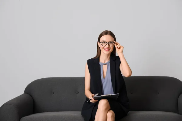 Portrait Female Psychologist Sitting Sofa Grey Background — Stock Photo, Image