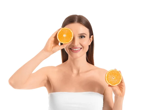 Красивая Молодая Женщина Апельсиновыми Ломтиками Белом Фоне — стоковое фото