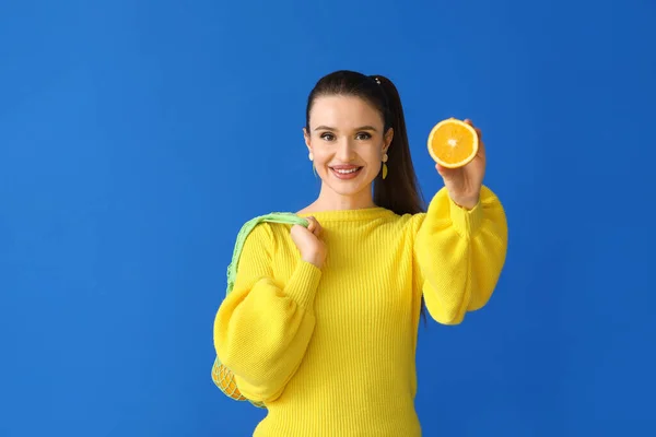 Όμορφη Νεαρή Γυναίκα Πορτοκάλια Στο Φόντο Χρώμα — Φωτογραφία Αρχείου