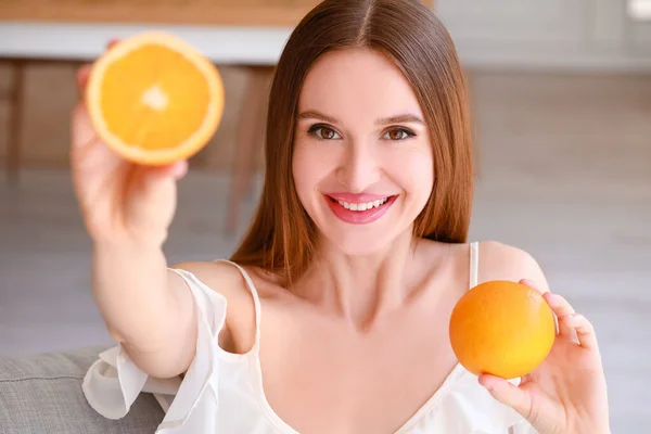 Beautiful Young Woman Oranges Home — Stock Photo, Image