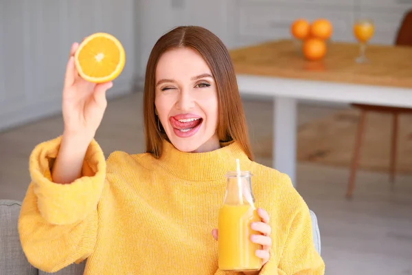 Красивая Молодая Женщина Пьет Апельсиновый Сок Дома — стоковое фото