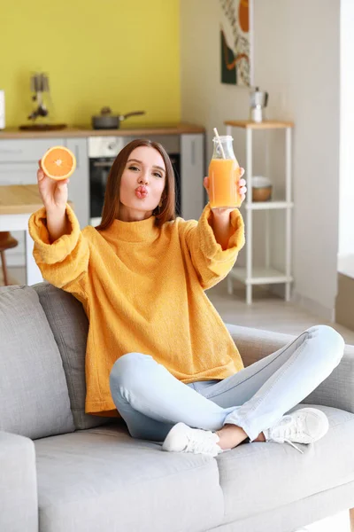 Vacker Ung Kvinna Dricker Apelsinjuice Hemma — Stockfoto