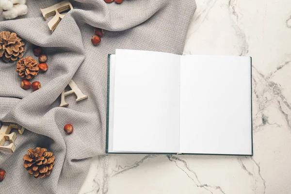 Prázdná Kniha Vánoční Výzdobou Bílém Pozadí — Stock fotografie