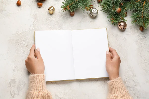 Manos Femeninas Con Libro Decoración Navideña Sobre Fondo Gris — Foto de Stock