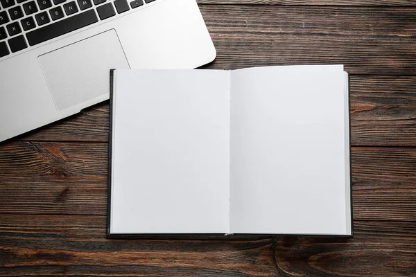 Libro Blanco Con Portátil Sobre Fondo Madera — Foto de Stock