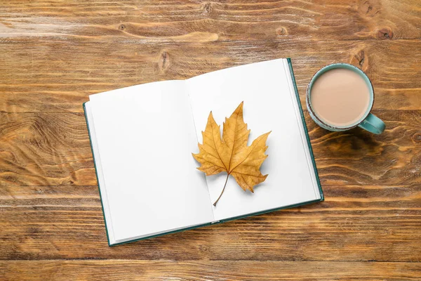 Prázdná Kniha Podzimním Listem Šálkem Kávy Dřevěném Pozadí — Stock fotografie