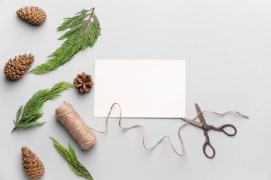 Açık arkaplanda boş kartla güzel bir Noel kompozisyonu