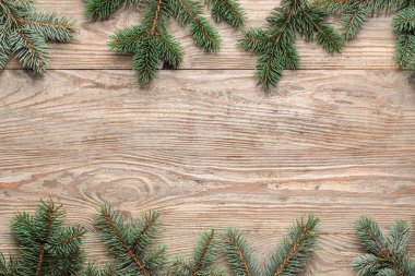 Ahşap arka planda noel ağacı dalları