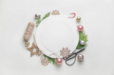 Beyaz arka planda boş kartla güzel bir Noel kompozisyonu