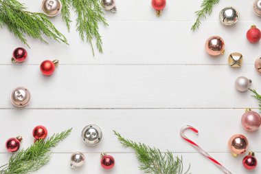 Beyaz ahşap arka planda güzel bir Noel kompozisyonu