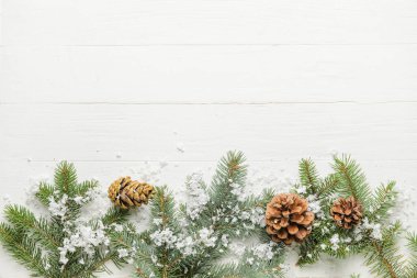 Beyaz ahşap arka planda güzel bir Noel kompozisyonu