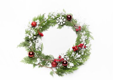 Beyaz arka planda güzel bir Noel kompozisyonu
