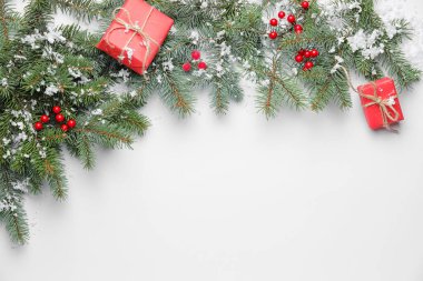 Beyaz arka planda güzel bir Noel kompozisyonu