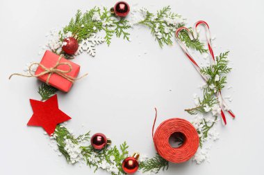 Işık arka planında güzel bir Noel kompozisyonu