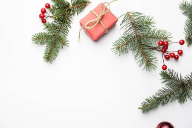 Beyaz arka planda güzel bir Noel kompozisyonu