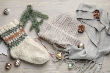 Noel kompozisyonu, ahşap arka planda şık kıyafetler ve aksesuarlar.