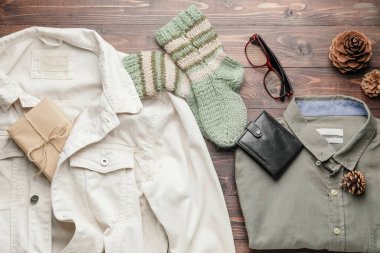 Noel kompozisyonu, ahşap arka planda şık kıyafetler ve aksesuarlar.