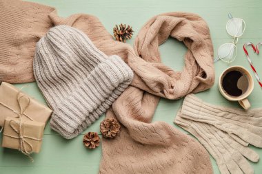 Renkli ahşap arka planda şık aksesuarları olan Noel kompozisyonu