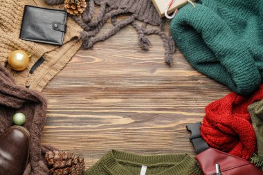 Noel kompozisyonu, ahşap arka planda şık kıyafetler ve aksesuarlar.