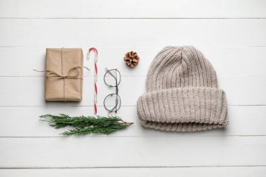 Beyaz ahşap arka planda şık aksesuarları olan Noel kompozisyonu