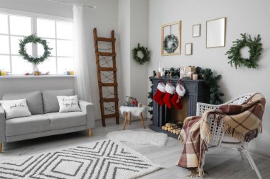 Noel arifesinde odanın içinde dekore edilmiş şömine.