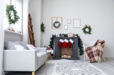 Noel arifesinde odanın içinde dekore edilmiş şömine.