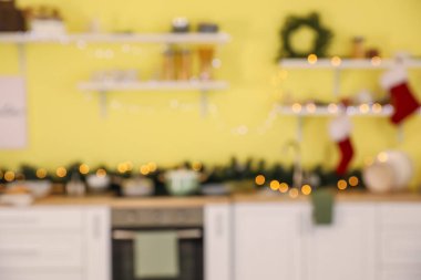 Noel için dekore edilmiş modern mutfak, bulanık görünüm