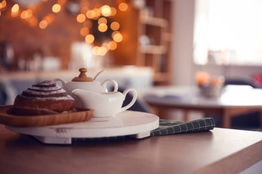 Mutfakta lezzetli çörek ve sofra takımı olan tepsi.