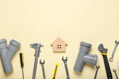 Renk arkaplanı malzemeli ev modeli