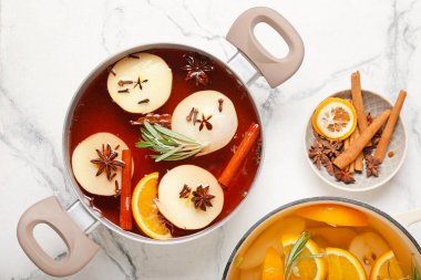 Sıcak sıcak şaraplı tencereler masada.