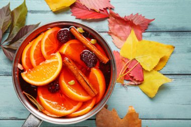 Masada sıcak sıcak şarap ile tencere.