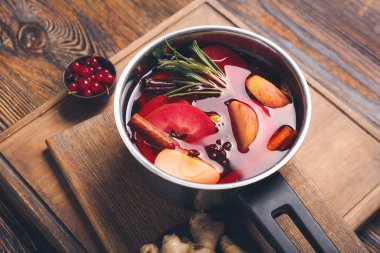 Masada sıcak sıcak şarap ile tencere.