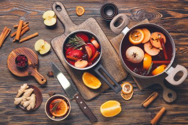 Sıcak sıcak şarap masada.