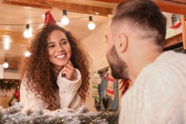 Mutlu genç çift Noel 'i karavanda kutluyor.