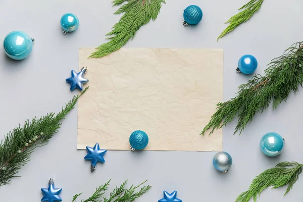 Piękna Kompozycja Świąteczna Pustą Kartką Jasnym Tle — Zdjęcie stockowe
