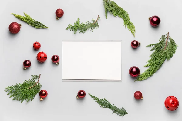 Hermosa Composición Navideña Con Tarjeta Blanco Sobre Fondo Claro — Foto de Stock