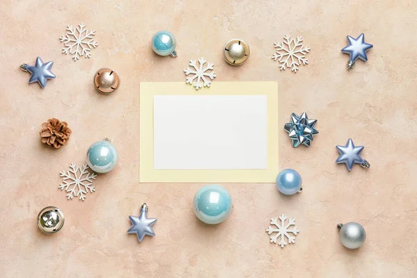 Belle Composition Noël Avec Carte Blanche Sur Fond Couleur — Photo
