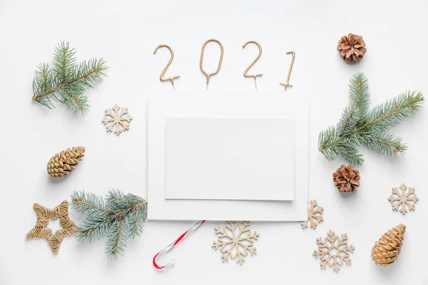 Hermosa Composición Año Nuevo Con Tarjeta Blanco Sobre Fondo Blanco — Foto de Stock