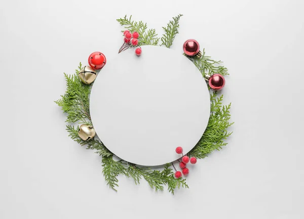 Beyaz Arka Planda Boş Kartla Güzel Bir Noel Kompozisyonu — Stok fotoğraf