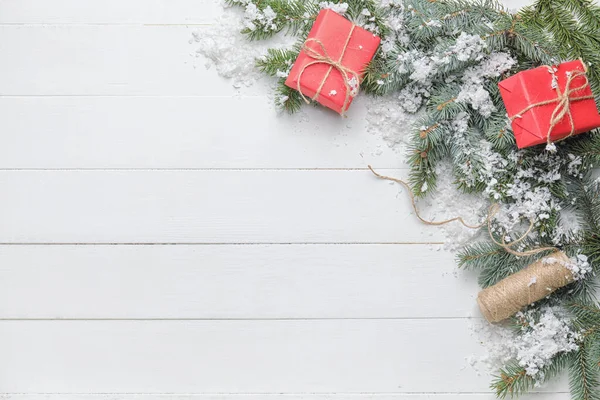 Schöne Weihnachtskomposition Auf Weißem Holzgrund — Stockfoto