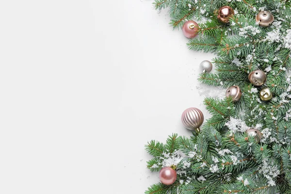 白い背景に美しいクリスマスの組成 — ストック写真