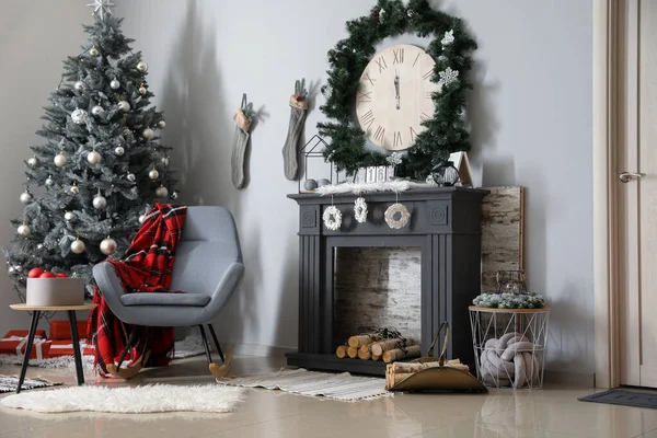 Noel Için Dekore Edilmiş Şömineli Oturma Odası — Stok fotoğraf