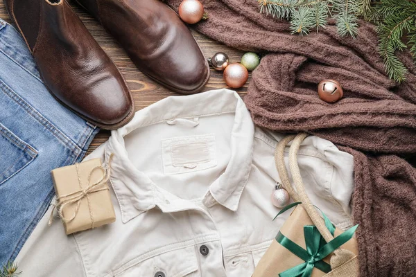 Composição Natal Com Roupas Elegantes Acessórios Fundo Madeira — Fotografia de Stock