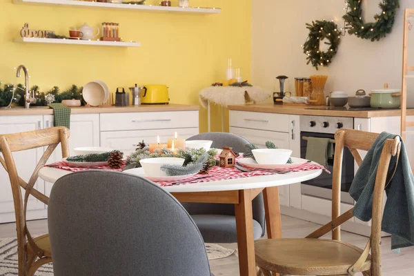 キッチンでのクリスマスディナーのための美しいテーブル設定 — ストック写真