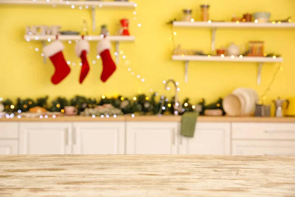Mesa Madera Vacía Cocina Decorada Para Navidad —  Fotos de Stock