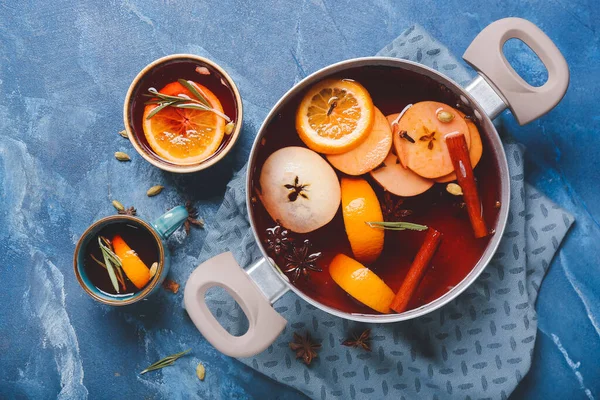 Panela Com Vinho Quente Quente Mulled Fundo Cor — Fotografia de Stock